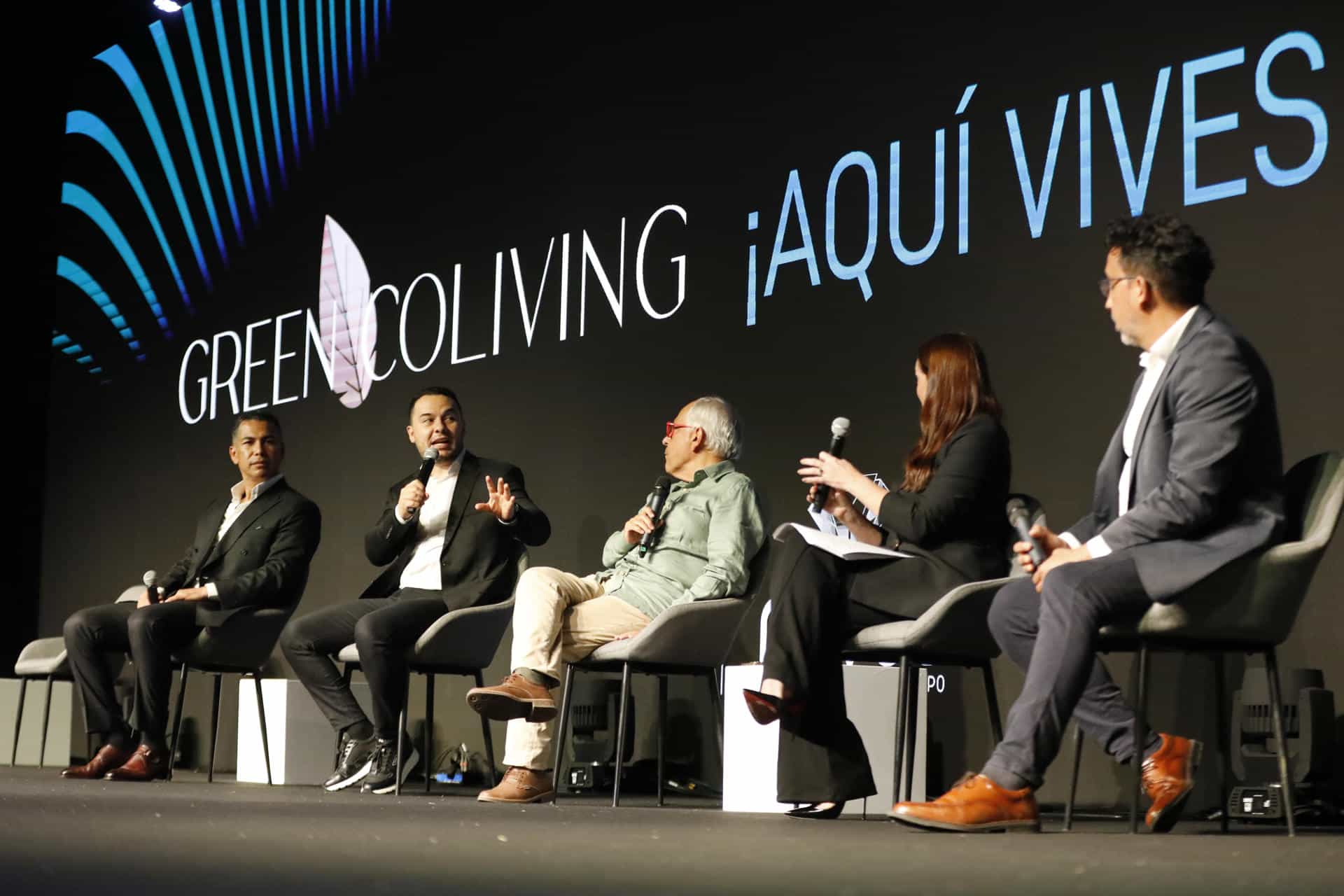 El CEO de Privee Group, Juan Pablo Valencia (i), el alcalde de Sabaneta, Alder Cruz (2i), la periodista Jessica De la Peña (2d) y el exsenador Jose Obdulio Gaviria (c), participan durante el lanzamiento del Green Coliving en Sabaneta (Colombia). EFE/Juan Diego López