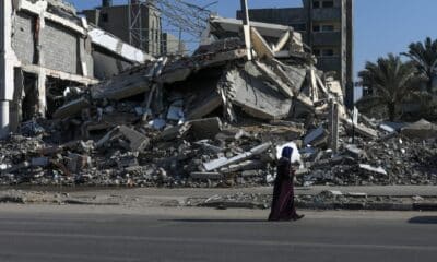 Una mujer pasa junto a casas destruidas en el campo de refugiados de Al Bureij, en el centro de la Franja de Gaza, el 21 de noviembre de 2024. EFE/EPA/MOHAMMED SABER