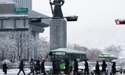 Las personas se trasladan al trabajo a través de la Plaza Gwanghwamun en Seúl, Corea del Sur. EFE/YONHAP SURCOREA FUERA