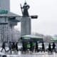 Las personas se trasladan al trabajo a través de la Plaza Gwanghwamun en Seúl, Corea del Sur. EFE/YONHAP SURCOREA FUERA