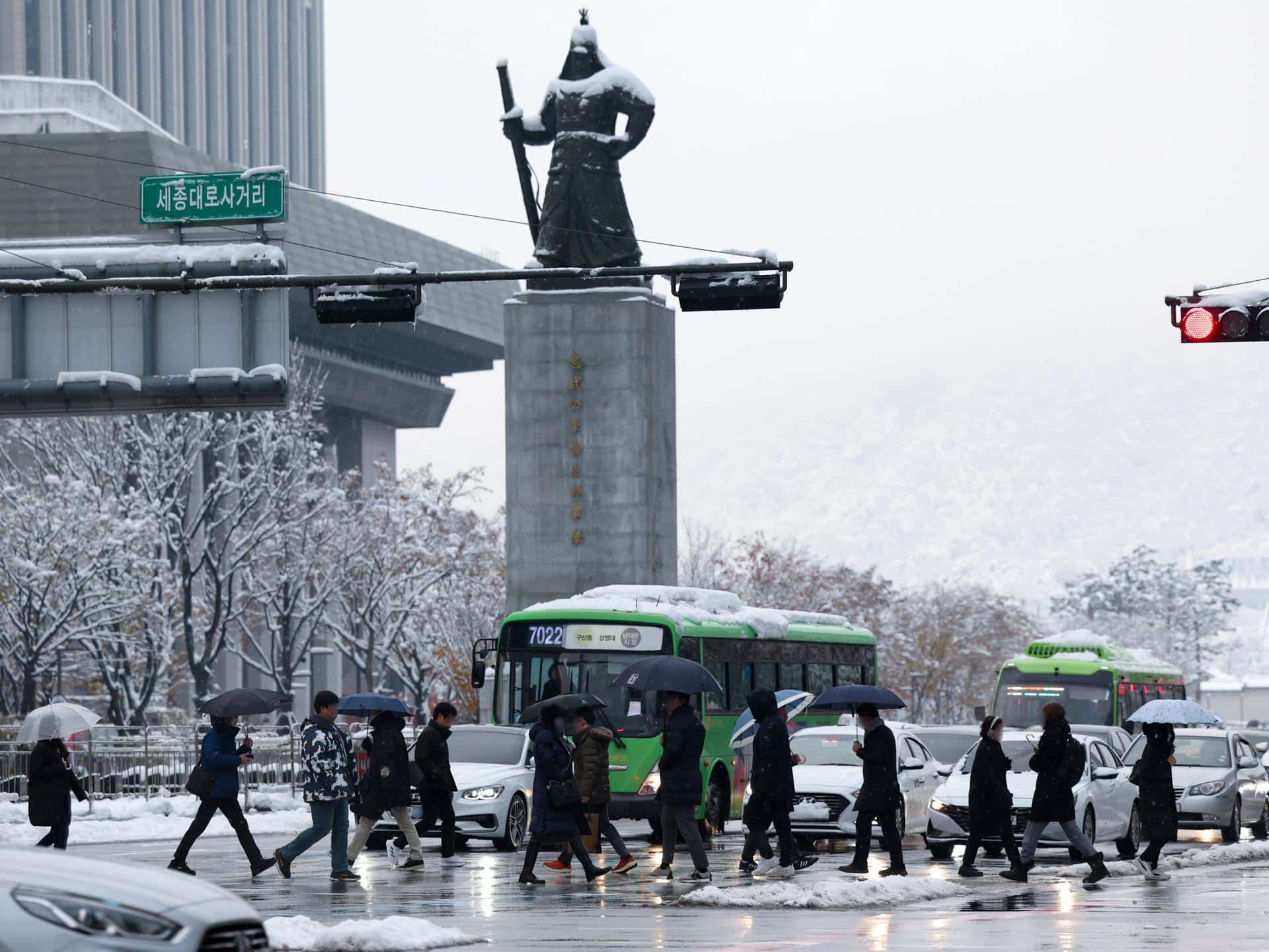 Las personas se trasladan al trabajo a través de la Plaza Gwanghwamun en Seúl, Corea del Sur. EFE/YONHAP SURCOREA FUERA