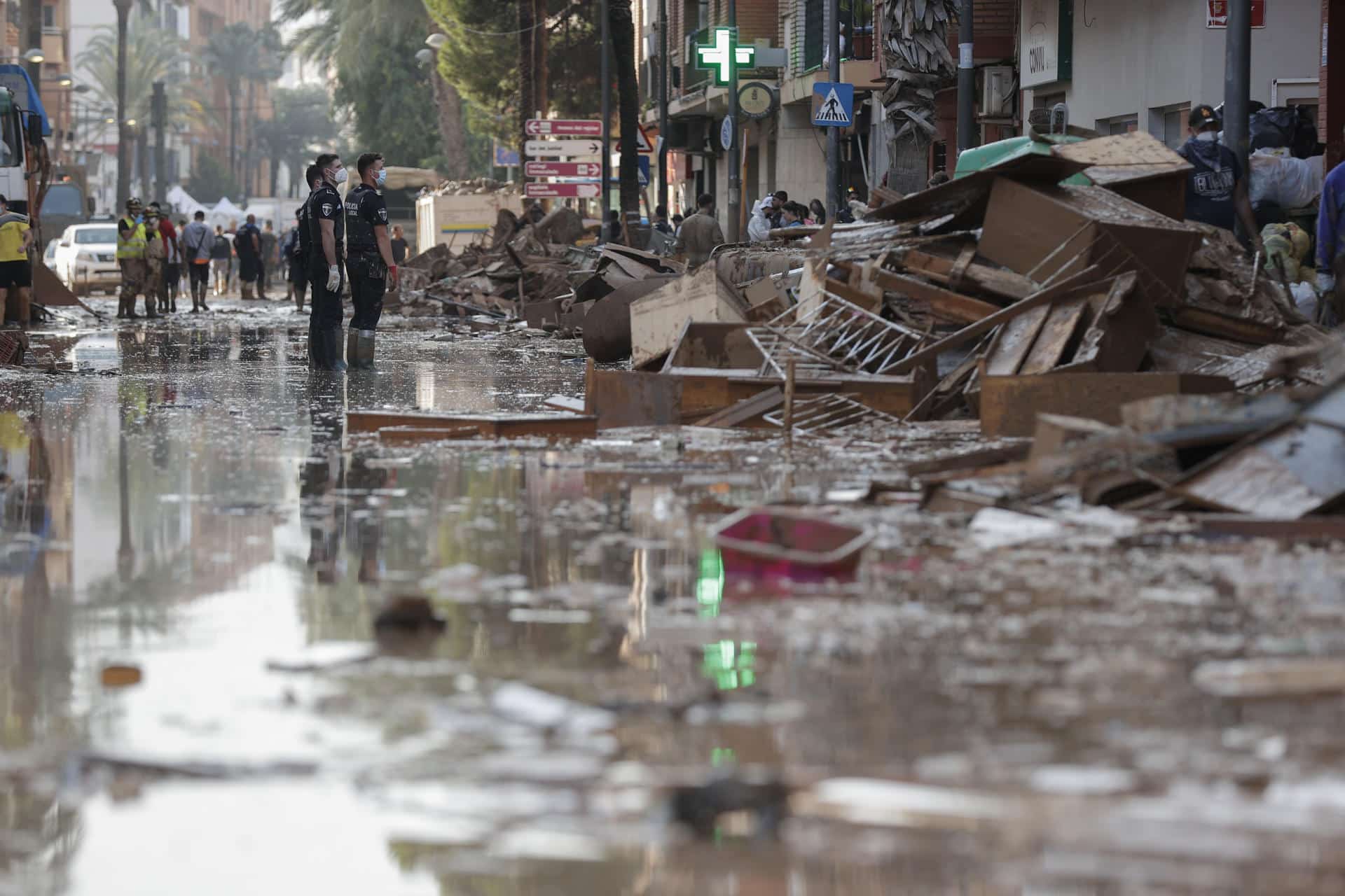 Efectivos de la Policía Local trabajan para despejar una calle de Paterna este martes 5 de noviembre, en Valencia (España). EFE/ Manuel Bruque