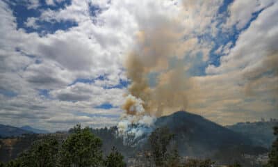 Fotografía de archivo de uno de los incendios forestales que han azotado este año a Ecuador. EFE/José Jácome