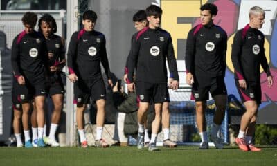 Los jugadores del FC Barcelona, durante el entrenamiento del primer equipo azulgrana realizado este mediodía en las instalaciones de la Ciudad Deportiva Joan Gamper, de cara al próximo partido de La Liga que jugarán mañana contra el Celta de Vigo. EFE/Enric Fontcuberta