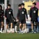 Los jugadores del FC Barcelona, durante el entrenamiento del primer equipo azulgrana realizado este mediodía en las instalaciones de la Ciudad Deportiva Joan Gamper, de cara al próximo partido de La Liga que jugarán mañana contra el Celta de Vigo. EFE/Enric Fontcuberta