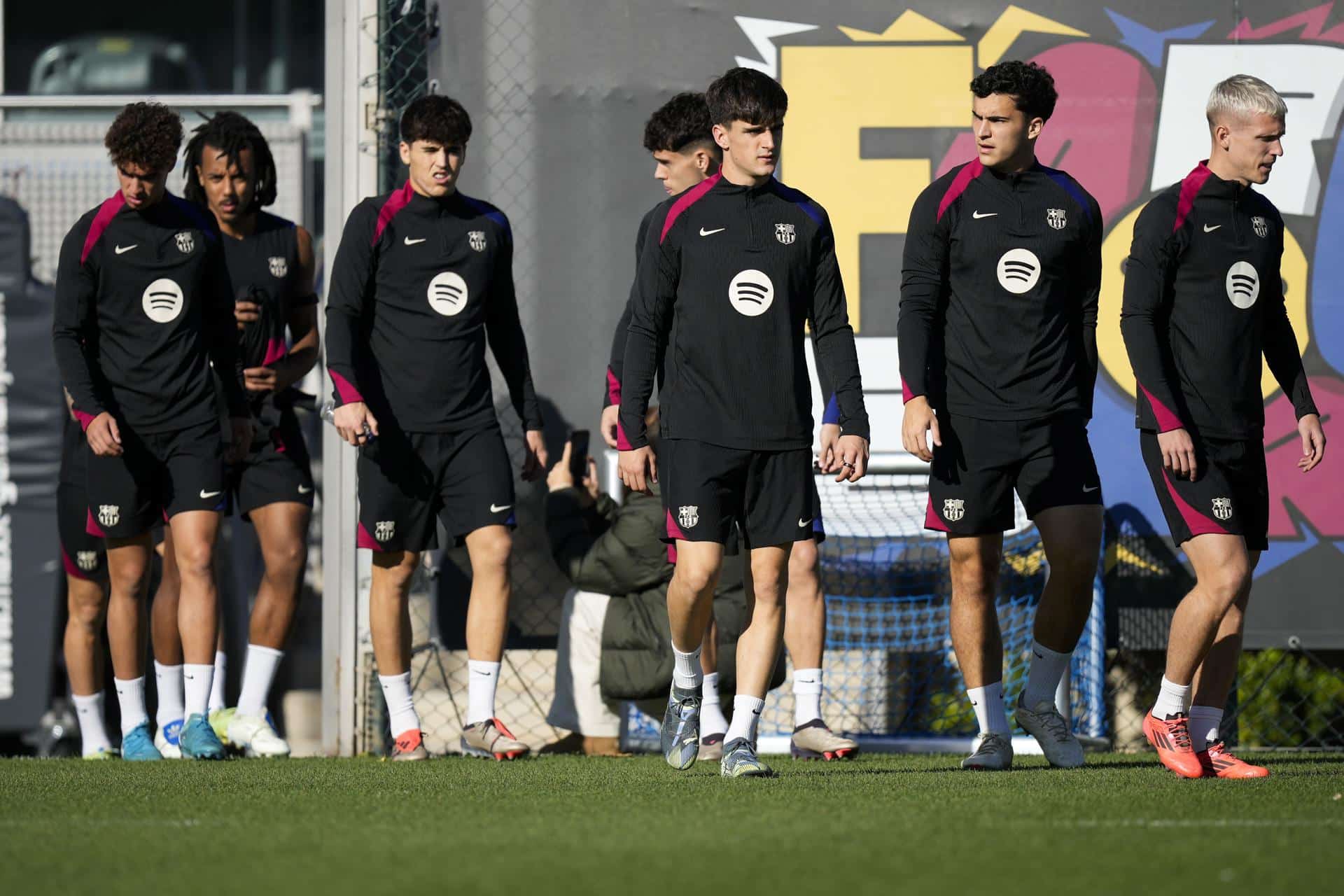 Los jugadores del FC Barcelona, durante el entrenamiento del primer equipo azulgrana realizado este mediodía en las instalaciones de la Ciudad Deportiva Joan Gamper, de cara al próximo partido de La Liga que jugarán mañana contra el Celta de Vigo. EFE/Enric Fontcuberta