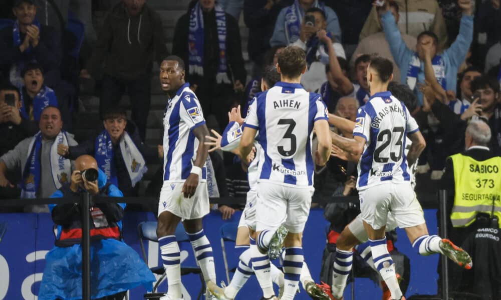 El delantero de la Real Sheraldo Becker (i) celebra con sus compañeros tras marcar ante el Barcelona, durante el partido de LaLiga que Real Sociedad y FC Barcelona disputan este domingo en el Reale Arena, en San Sebastián. EFE/Juan Herrero