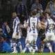 El delantero de la Real Sheraldo Becker (i) celebra con sus compañeros tras marcar ante el Barcelona, durante el partido de LaLiga que Real Sociedad y FC Barcelona disputan este domingo en el Reale Arena, en San Sebastián. EFE/Juan Herrero