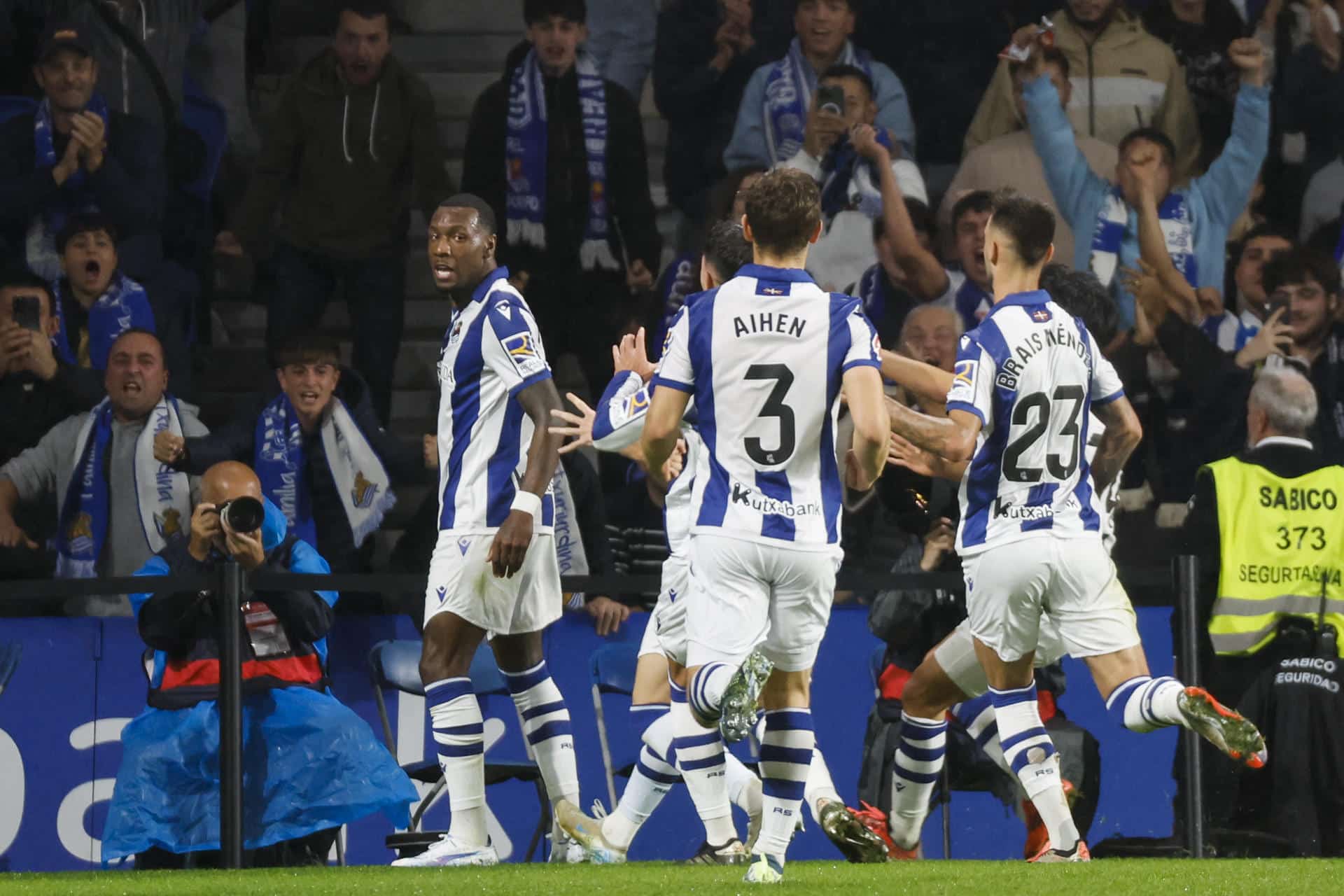 El delantero de la Real Sheraldo Becker (i) celebra con sus compañeros tras marcar ante el Barcelona, durante el partido de LaLiga que Real Sociedad y FC Barcelona disputan este domingo en el Reale Arena, en San Sebastián. EFE/Juan Herrero