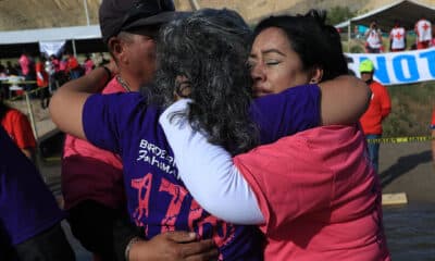 Familias se abrazan durante un evento en río Bravo este sábado, en Ciudad Juárez, estado de Chihuahua (México). EFE/ Luis Torres