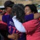 Familias se abrazan durante un evento en río Bravo este sábado, en Ciudad Juárez, estado de Chihuahua (México). EFE/ Luis Torres