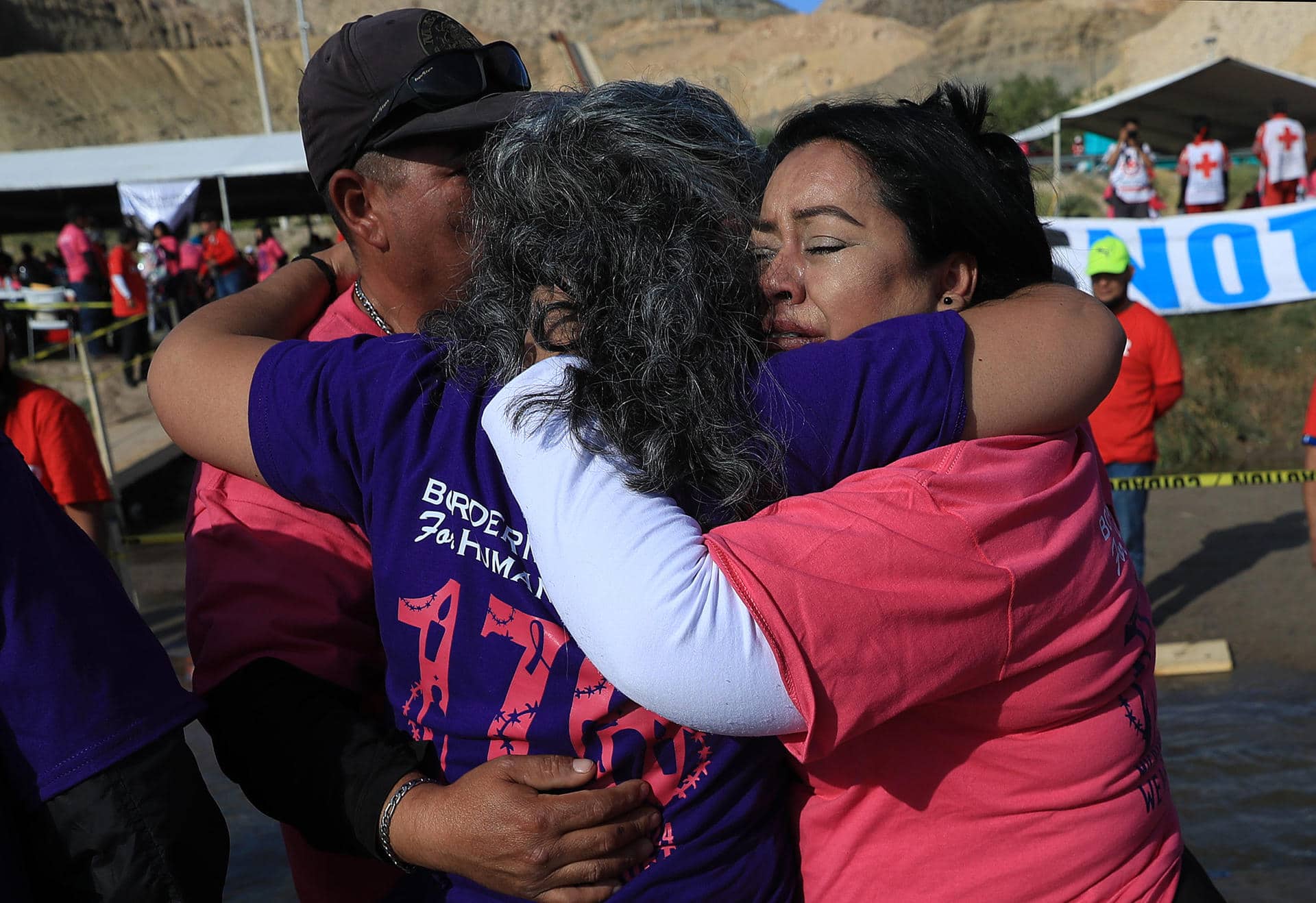 Familias se abrazan durante un evento en río Bravo este sábado, en Ciudad Juárez, estado de Chihuahua (México). EFE/ Luis Torres