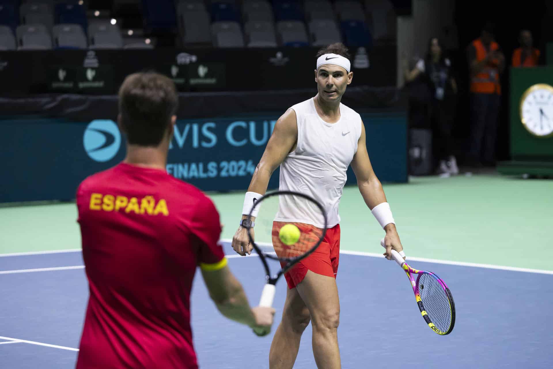 Rafa Nadal, durante un entrenamiento el sábado del equipo español de Copa Davis en el pabellón José María Martín Carpena de Málaga. EFE/ Carlos Díaz