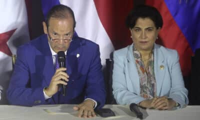 El ministro de Relaciones Exteriores y Culto de Costa Rica, Arnoldo André Tinoco, junto a la ministra de Relaciones Exteriores y Movilidad de Ecuador, Gabriela Sommerfeld, participan en una rueda de prensa este viernes, en Ciudad de Panamá (Panamá). EFE/Carlos Lemos