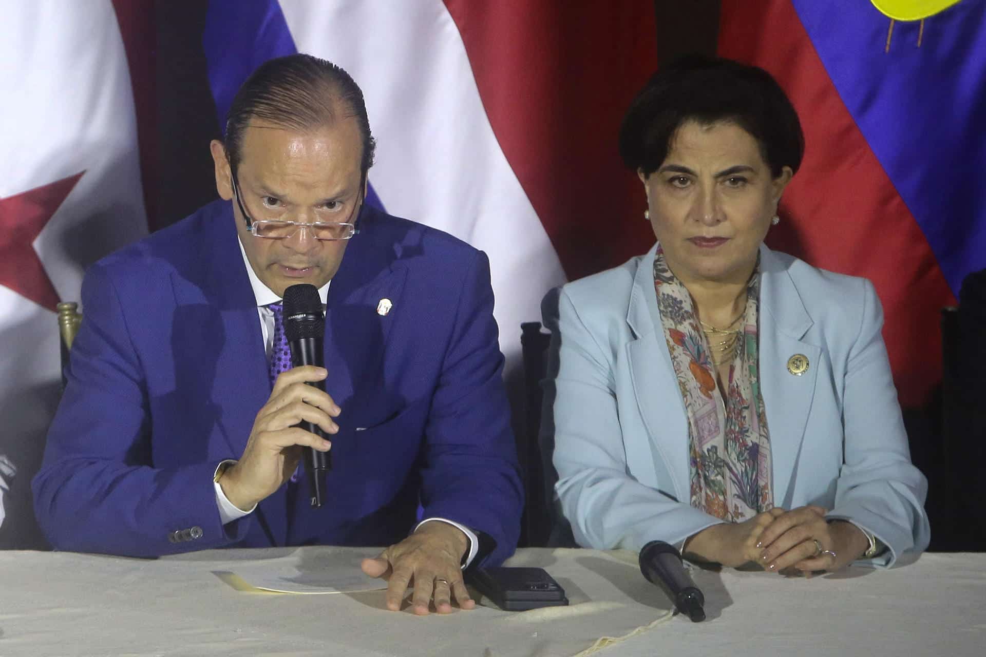 El ministro de Relaciones Exteriores y Culto de Costa Rica, Arnoldo André Tinoco, junto a la ministra de Relaciones Exteriores y Movilidad de Ecuador, Gabriela Sommerfeld, participan en una rueda de prensa este viernes, en Ciudad de Panamá (Panamá). EFE/Carlos Lemos