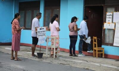 Esrilanqueses esperan afuera de un colegio electoral antes de votar durante las elecciones parlamentarias, en Colombo, Sri Lanka. EFE/EPA/CHAMILA KARUNARATHNE