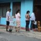 Esrilanqueses esperan afuera de un colegio electoral antes de votar durante las elecciones parlamentarias, en Colombo, Sri Lanka. EFE/EPA/CHAMILA KARUNARATHNE