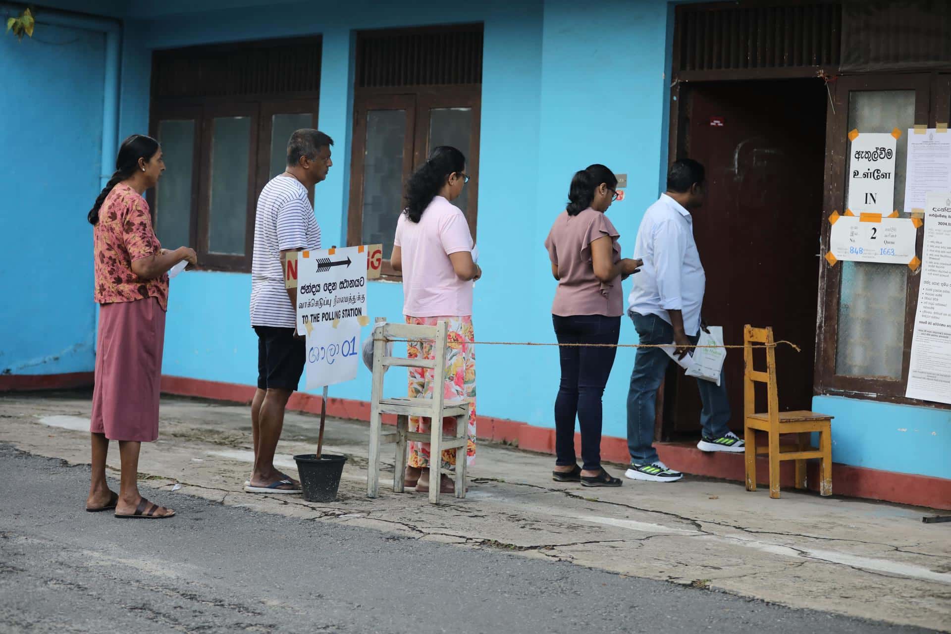 Esrilanqueses esperan afuera de un colegio electoral antes de votar durante las elecciones parlamentarias, en Colombo, Sri Lanka. EFE/EPA/CHAMILA KARUNARATHNE