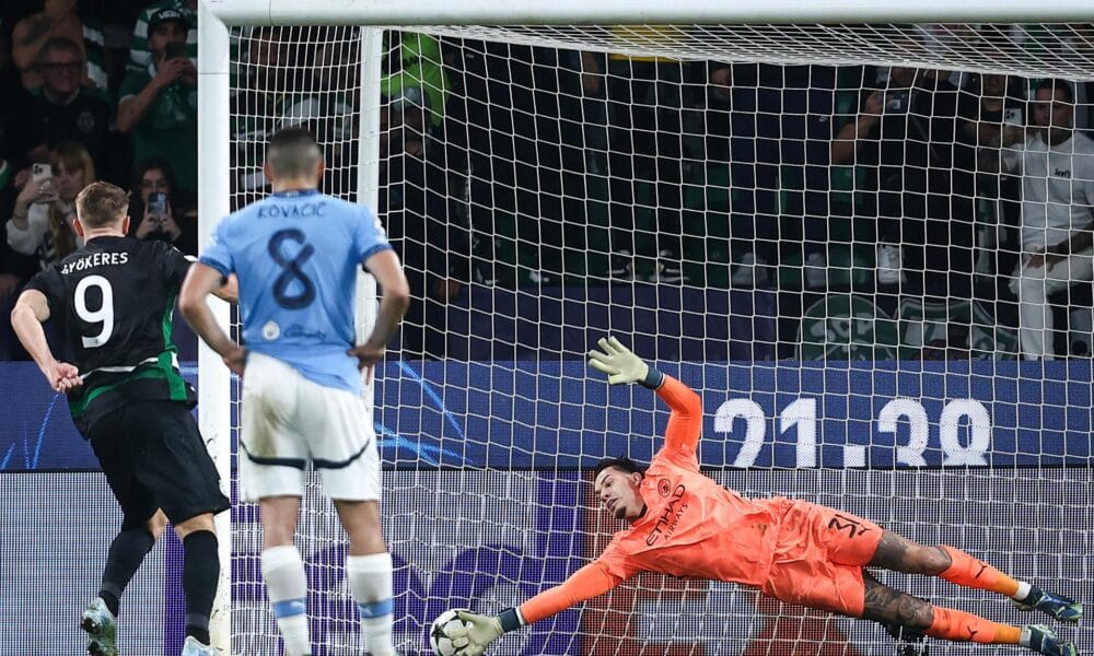 El delantero del Sporting CP Vyktor Gyokeres marca  de penalti durante el partido de la UEFA Champions League que han jugado Sporting CP y Manchester City en Lisboa, Portugal. EFE/EPA/RODRIGO ANTUNES