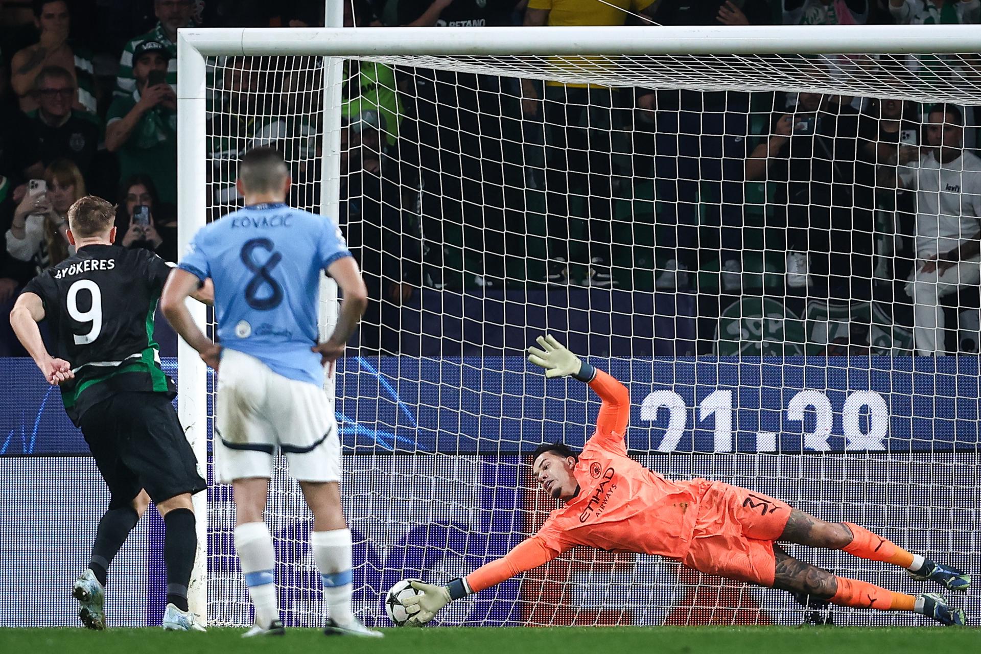 El delantero del Sporting CP Vyktor Gyokeres marca  de penalti durante el partido de la UEFA Champions League que han jugado Sporting CP y Manchester City en Lisboa, Portugal. EFE/EPA/RODRIGO ANTUNES