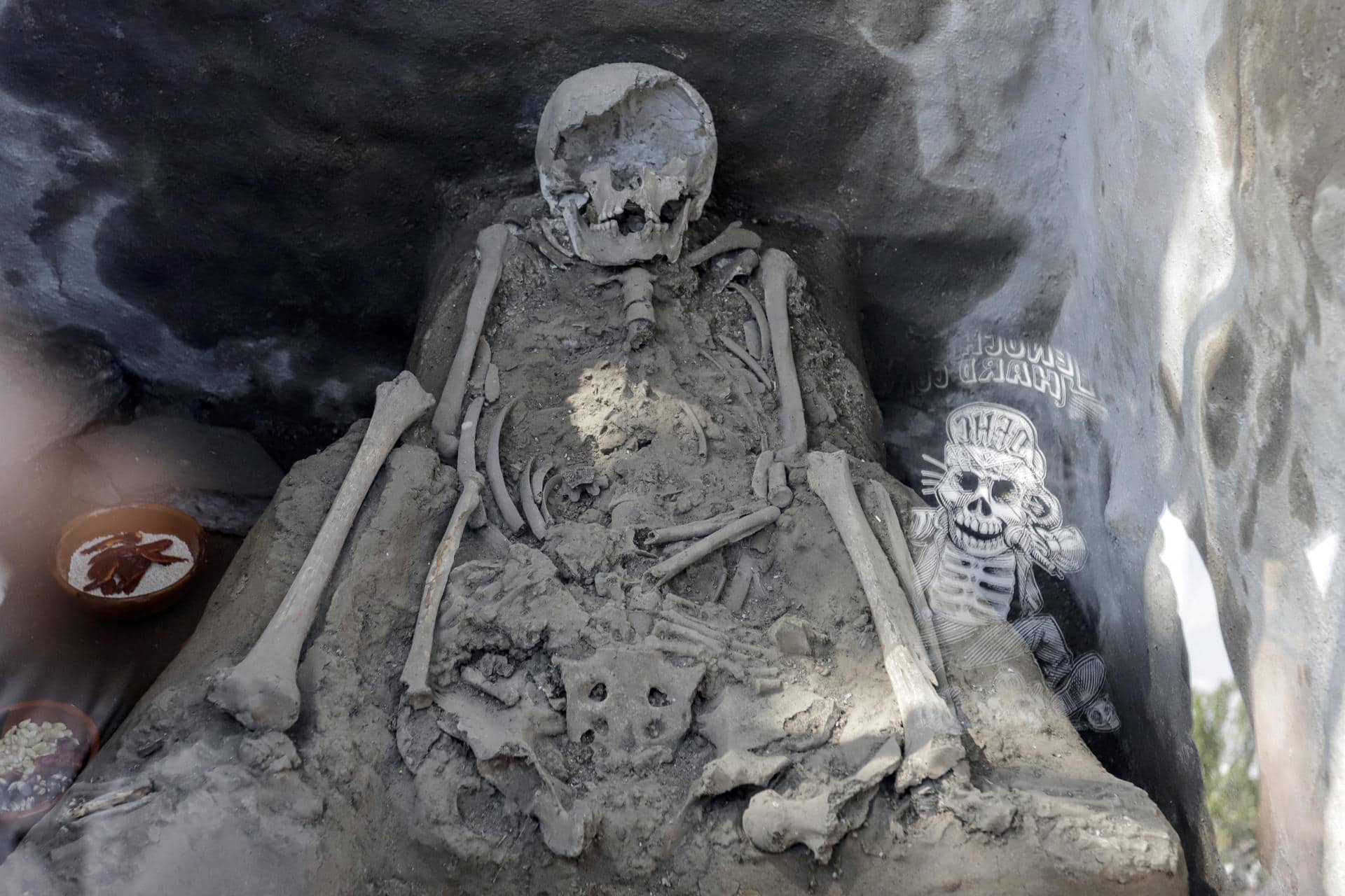 Fotografía del interior del 'Altar de los cráneos esculpidos', este jueves en la zona arqueológica de San Andrés Cholula, estado de Puebla (México). EFE/ Hilda Ríos