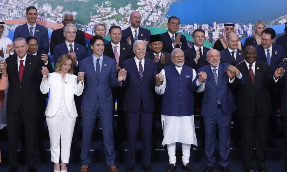 Jefes de Estado y de Gobierno posan para la fotografía oficial al cierre del segundo día de la Cumbre del G20, este martes en Río de Janeiro (Brasil). EFE/Antonio Lacerda