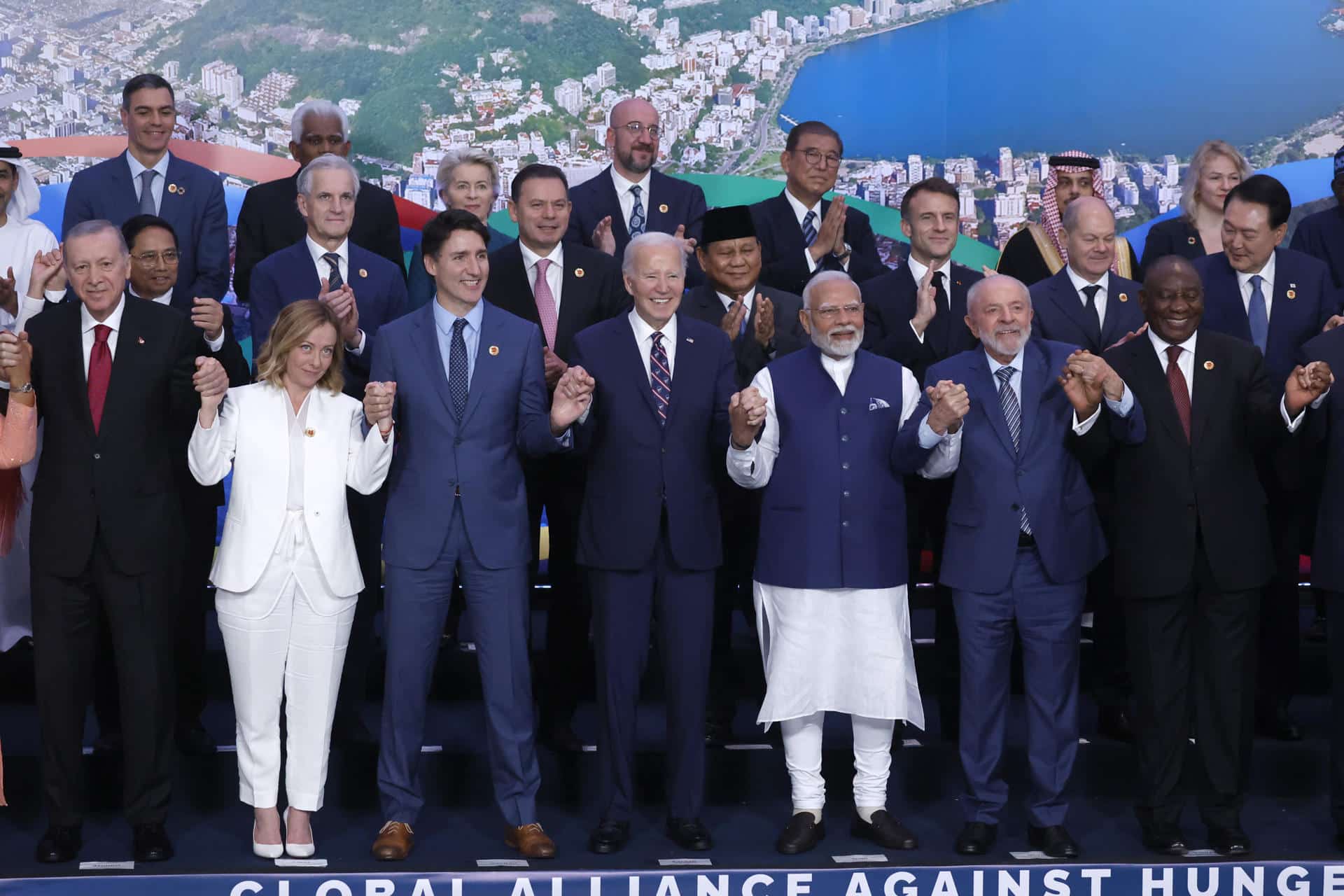 Jefes de Estado y de Gobierno posan para la fotografía oficial al cierre del segundo día de la Cumbre del G20, este martes en Río de Janeiro (Brasil). EFE/Antonio Lacerda