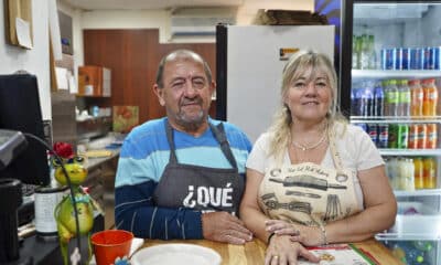 - "Vivimos un infierno", asegura Mario Brukman, un pizzero argentino-israelí de 67 años que reside desde hace casi tres décadas en Haifa. A pesar de la amenaza de los cohetes lanzados por Hizbulá, él y su esposa Silvina Borovinsky, de 53 años, decidieron seguir adelante. En Haifa, principal núcleo urbano del norte de Israel, y localidades cercanas, las sirenas suenan a diario varias veces al día, recordando a sus habitantes que la guerra contra la milicia chií libanesa sigue, al igual que la cotidianidad gracias a un eficaz modelo de alertas y prevención. "Vivimos en Carmiel, y todos los días tenemos 30 km para ir y venir, (...) venimos con la radio prendida para ver si hay alarmas, bajarnos del auto, tirarnos al piso y pedir que no nos caiga algo encima. Pero decidimos que tenemos que seguir trabajando, no hay alternativa", explicó a EFE sobre su rutina diaria de camino a la pizzería que regenta desde hace cuatro años cerca de Haifa.  EFE/Alejandro Ernesto