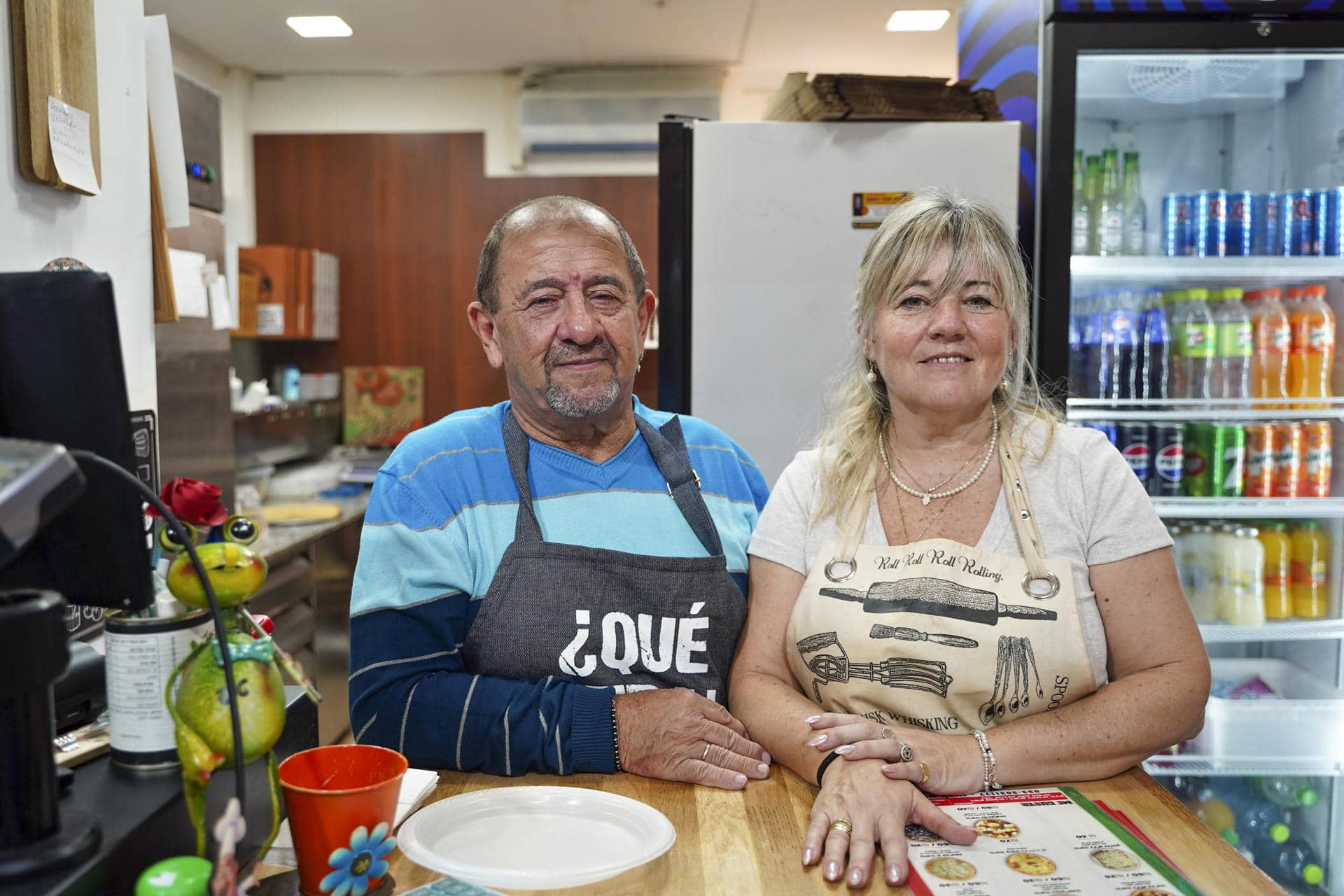 - "Vivimos un infierno", asegura Mario Brukman, un pizzero argentino-israelí de 67 años que reside desde hace casi tres décadas en Haifa. A pesar de la amenaza de los cohetes lanzados por Hizbulá, él y su esposa Silvina Borovinsky, de 53 años, decidieron seguir adelante. En Haifa, principal núcleo urbano del norte de Israel, y localidades cercanas, las sirenas suenan a diario varias veces al día, recordando a sus habitantes que la guerra contra la milicia chií libanesa sigue, al igual que la cotidianidad gracias a un eficaz modelo de alertas y prevención. "Vivimos en Carmiel, y todos los días tenemos 30 km para ir y venir, (...) venimos con la radio prendida para ver si hay alarmas, bajarnos del auto, tirarnos al piso y pedir que no nos caiga algo encima. Pero decidimos que tenemos que seguir trabajando, no hay alternativa", explicó a EFE sobre su rutina diaria de camino a la pizzería que regenta desde hace cuatro años cerca de Haifa.  EFE/Alejandro Ernesto