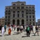 Fotografía de archivo del pasado 23 de abril de turistas que caminan por una plaza, en La Habana (Cuba). EFE/ Ernesto Mastrascusa