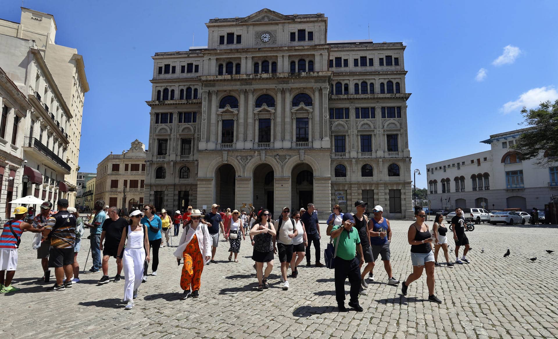 Fotografía de archivo del pasado 23 de abril de turistas que caminan por una plaza, en La Habana (Cuba). EFE/ Ernesto Mastrascusa