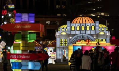 Personas asisten a la inauguración del festival Luztopía este jueves, en el municipio de San Pedro Garza García (México). EFE/ Miguel Sierra