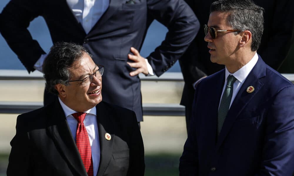 El presidente de Colombia, Gustavo Petro (i), y el presidente de Paraguay, Santiago Peña, se preparan para posar en la foto oficial después de la apertura de la Cumbre del G20 que comenzó este 18 de noviembre de 2024 en Río de Janeiro (Brasil). EFE/ Antonio Lacerda