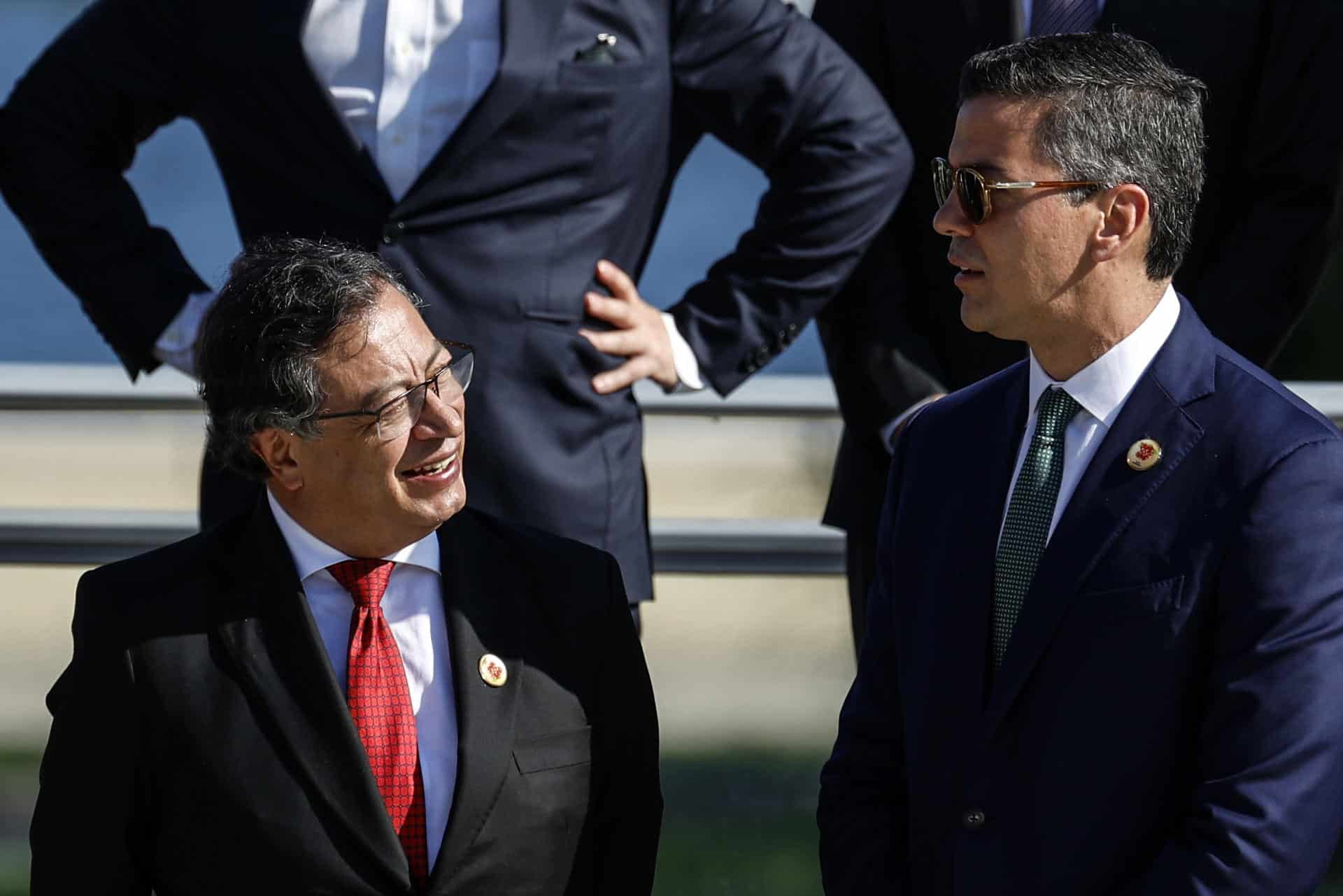 El presidente de Colombia, Gustavo Petro (i), y el presidente de Paraguay, Santiago Peña, se preparan para posar en la foto oficial después de la apertura de la Cumbre del G20 que comenzó este 18 de noviembre de 2024 en Río de Janeiro (Brasil). EFE/ Antonio Lacerda