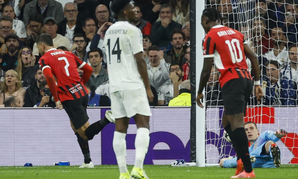 El delantero del Milán Álvaro Morata (i) celebra tras marcar el segundo gol ante el Real Madrid, durante el partido de la Liga de Campeones que Real Madrid y AC Milán disputan este martes en el estadio Santiago Bernabéu. EFE/Juanjo Martín