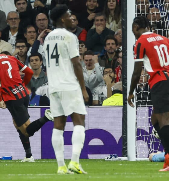 - El centrocampista del Real Madrid Luka Modric (i) controla un balón en el estadio Santiago Bernabéu, en Madrid. EFE/Kiko Huesca