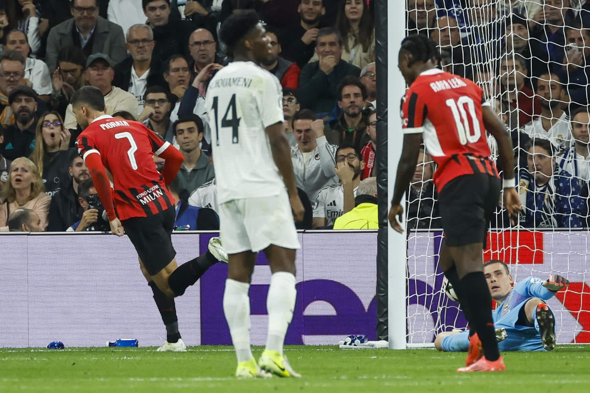 El delantero del Milán Álvaro Morata (i) celebra tras marcar el segundo gol ante el Real Madrid, durante el partido de la Liga de Campeones que Real Madrid y AC Milán disputan este martes en el estadio Santiago Bernabéu. EFE/Juanjo Martín