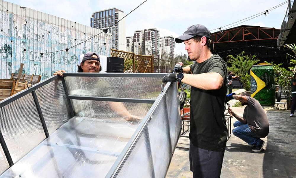 Fotografía cedida por Orel Communication del expiloto alemán de Fórmula 1 Sebastián Vettel (c) durante una acción solidaria en Sao Paulo. EFE/Dennis Orel