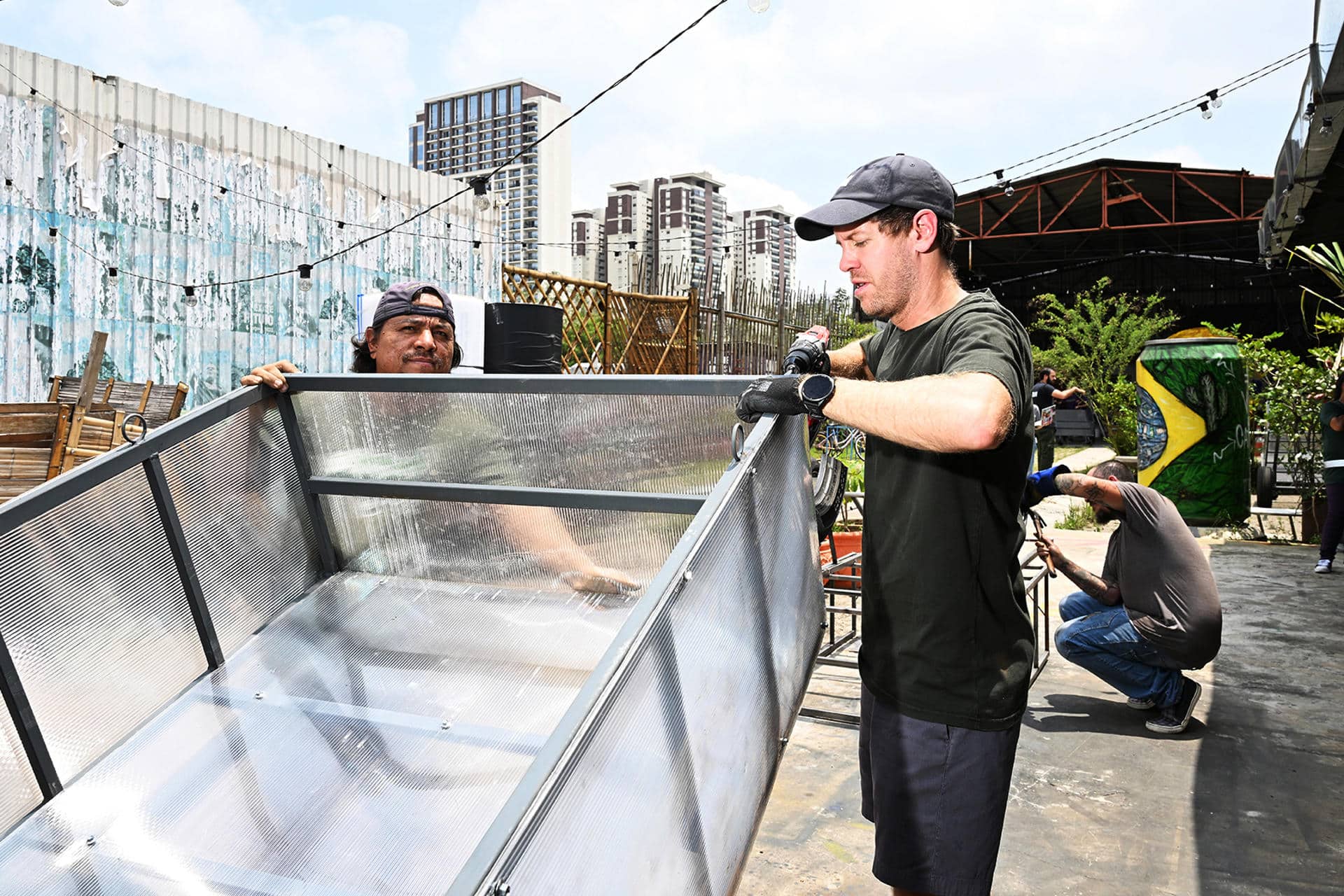 Fotografía cedida por Orel Communication del expiloto alemán de Fórmula 1 Sebastián Vettel (c) durante una acción solidaria en Sao Paulo. EFE/Dennis Orel