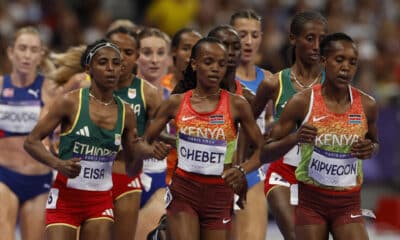 Las atletas kenianas, Beatrice Chebet (c) y Faith Kipyegon (d), y la etíope Medina Eisa (i) compitiendo en la final de 5000m femenino de París 2024. EFE/ Julio Muñoz