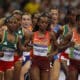 Las atletas kenianas, Beatrice Chebet (c) y Faith Kipyegon (d), y la etíope Medina Eisa (i) compitiendo en la final de 5000m femenino de París 2024. EFE/ Julio Muñoz