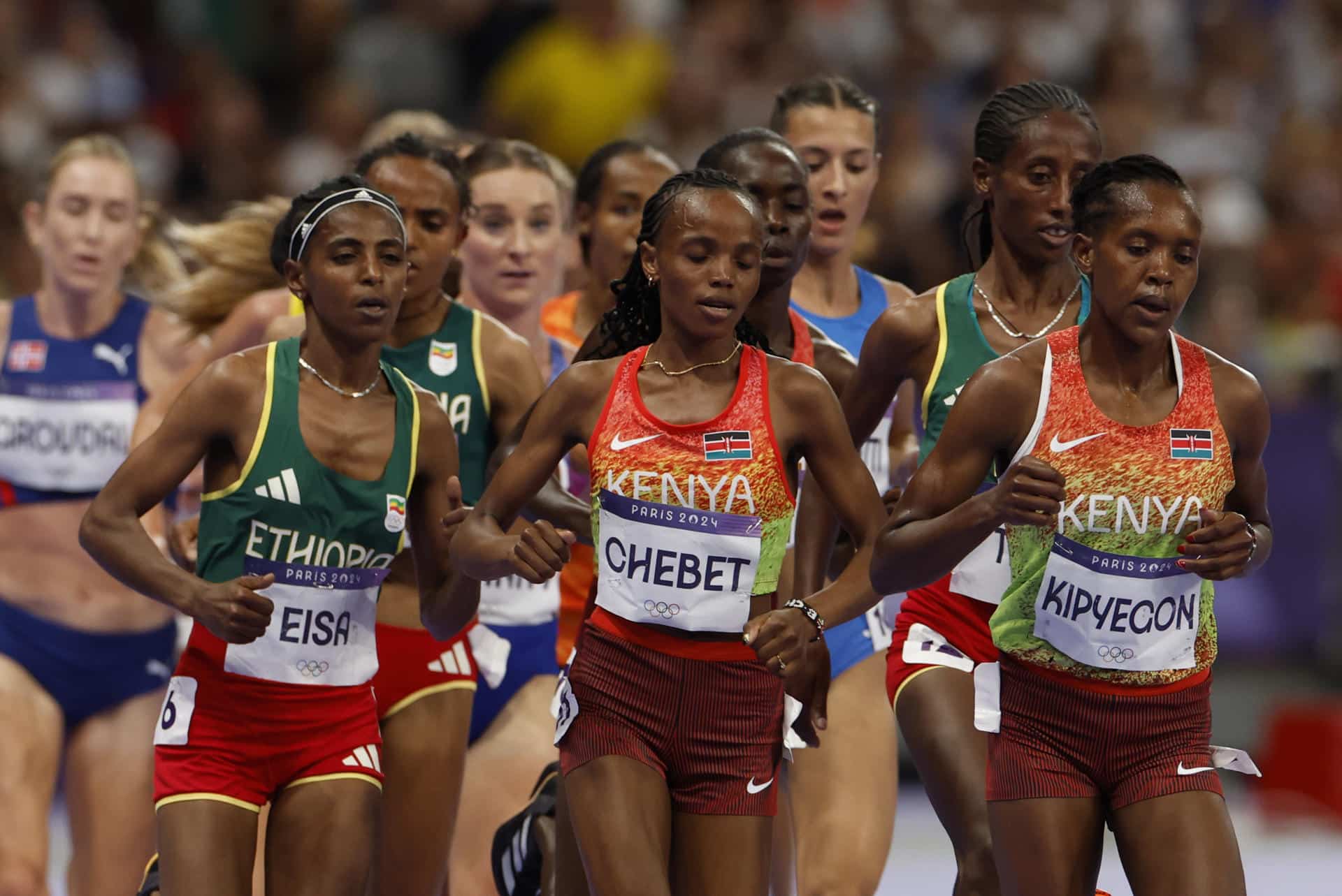 Las atletas kenianas, Beatrice Chebet (c) y Faith Kipyegon (d), y la etíope Medina Eisa (i) compitiendo en la final de 5000m femenino de París 2024. EFE/ Julio Muñoz