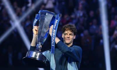 Jannik Sinner levanta el título de la ATP Finals de Turín, Italia. EFE/EPA/Alessandro Di Marco