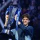 Jannik Sinner levanta el título de la ATP Finals de Turín, Italia. EFE/EPA/Alessandro Di Marco