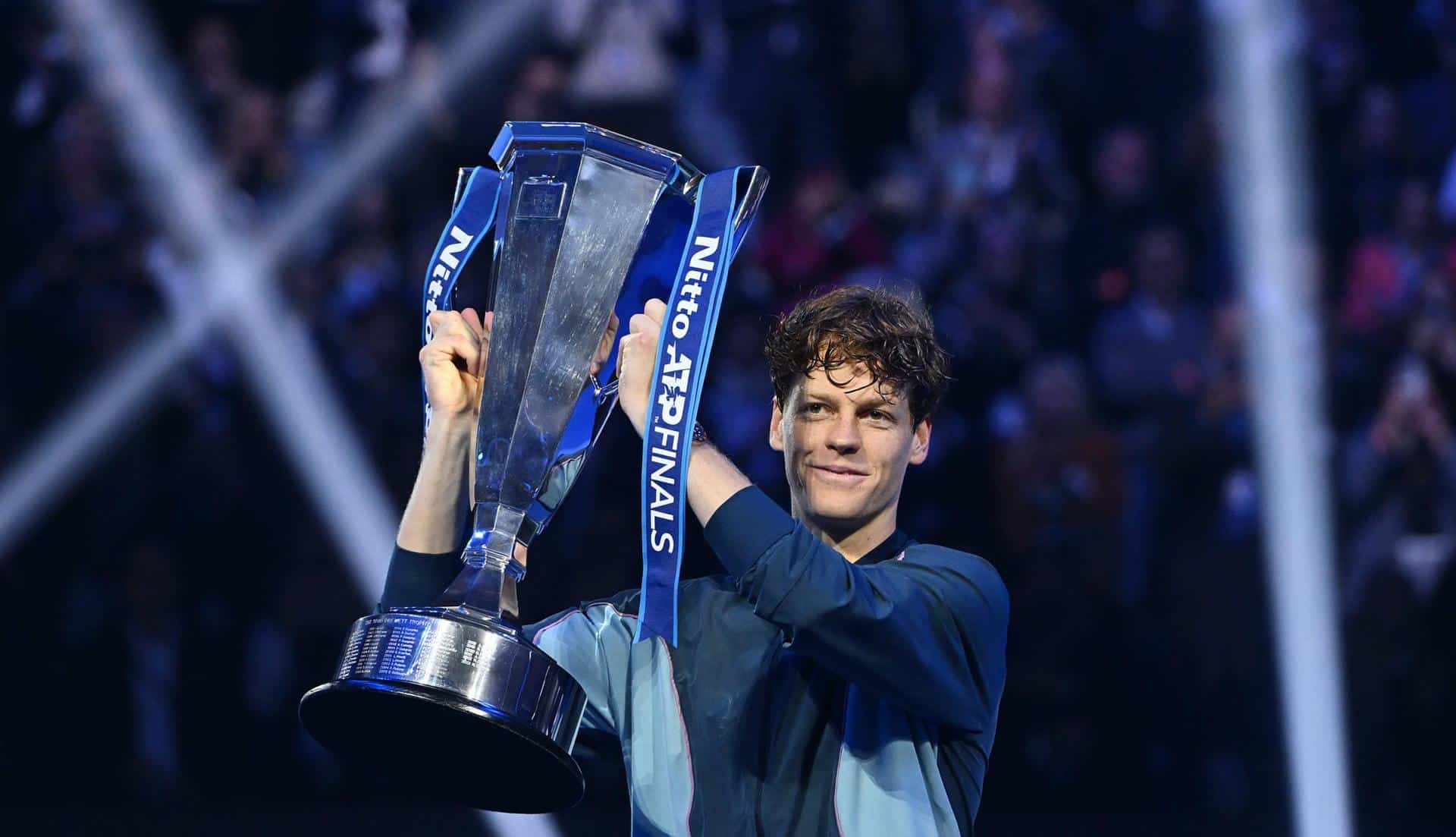 Jannik Sinner levanta el título de la ATP Finals de Turín, Italia. EFE/EPA/Alessandro Di Marco