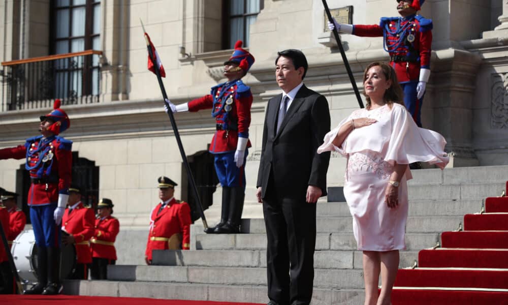 La presidenta de Perú, Dina Boluarte (d), recibe al presidente de Vietnam, Luong Cuong (i), este miércoles en el Palacio de Gobierno en Lima (Perú). EFE/Paolo Aguilar