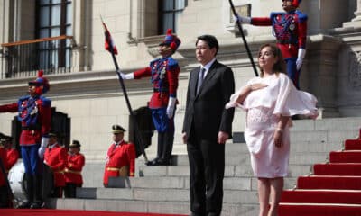 La presidenta de Perú, Dina Boluarte (d), recibe al presidente de Vietnam, Luong Cuong (i), este miércoles en el Palacio de Gobierno en Lima (Perú). EFE/Paolo Aguilar