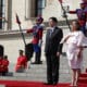 La presidenta de Perú, Dina Boluarte (d), recibe al presidente de Vietnam, Luong Cuong (i), este miércoles en el Palacio de Gobierno en Lima (Perú). EFE/Paolo Aguilar