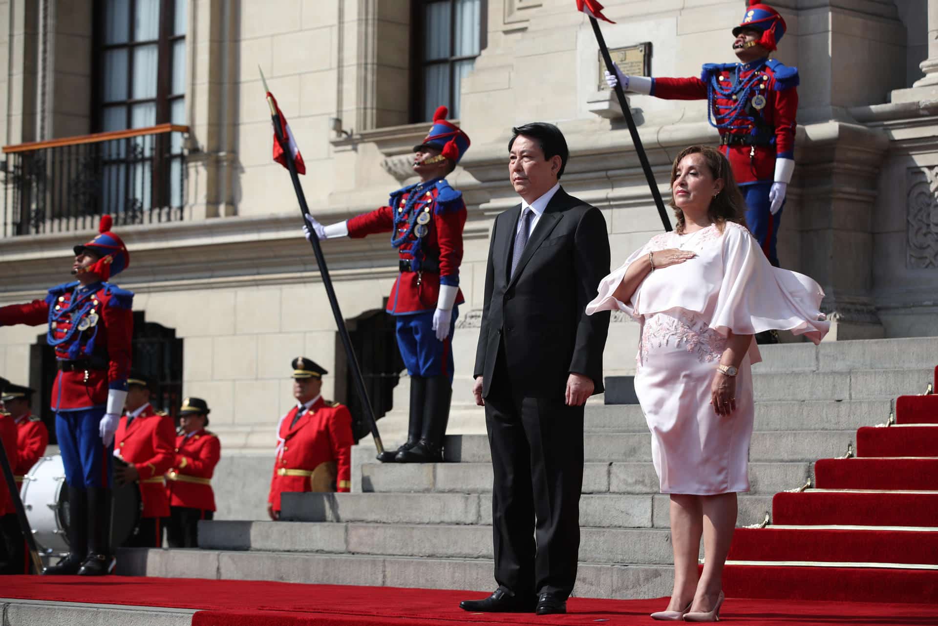 La presidenta de Perú, Dina Boluarte (d), recibe al presidente de Vietnam, Luong Cuong (i), este miércoles en el Palacio de Gobierno en Lima (Perú). EFE/Paolo Aguilar