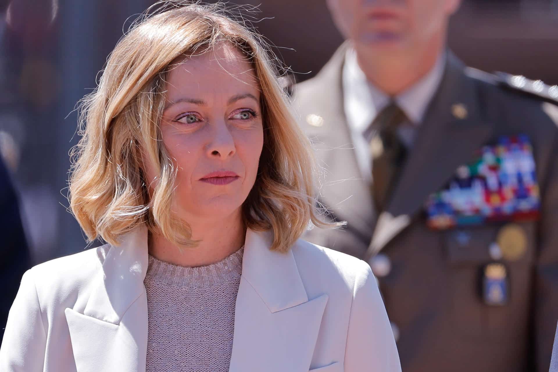 La primera ministra italiana, Giorgia Meloni, reacciona durante su llegada a una ceremonia para entregar una ofrenda en el monumento al General San Martín este miércoles en Buenos Aires (Argentina). EFE/Juan Ignacio Roncoroni